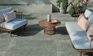 Terrassenplatten grau im rustikalen Stil mit braunen Loungemöbeln und Tisch 