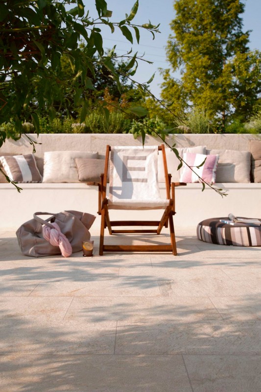 Beige Terrassenplatten mit Liegestuhl und Sitzbank