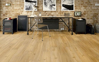 Vinylboden hell braun mit Schreibtisch und Stuhl im Hintergrund
