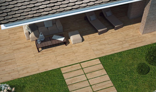 Holzoptik Terrassenplatten mit Weg in den grünen Platten