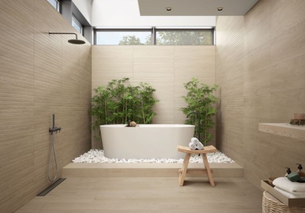 Holzoptik Fliesen hellbraun in begehbarer Dusche an Wand und Boden
