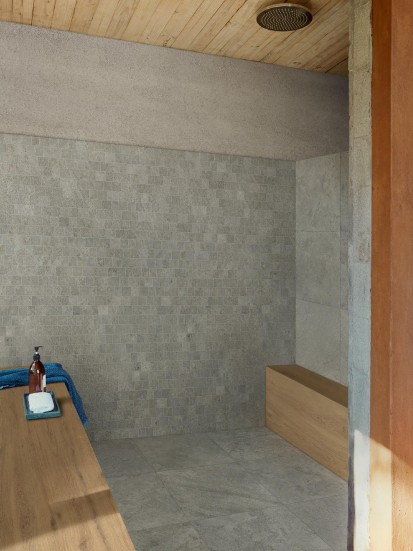 Begehbare Dusche in hellgrau und Holzbänken links und rechts sowie Holzdecke