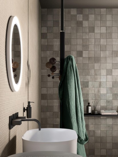 Begehbare Dusche mit quadratischen Wandfliesen in verschiedenen Grautönen